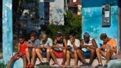 Sin otro aliciente para sus vidas, jóvenes cubanos se refugian en drogas y alcohol Sin otro aliciente para sus vidas, jóvenes cubanos se refugian en drogas y alcohol
