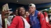 Una fanática se toma un selfie con Yariel Rodríguez en La Habana, Cuba el 20 de marzo de 2023. REUTERS/Alexandre Meneghini