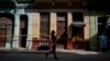 Viviendas en cuarentena por coronavirus en una calle de La Habana. (REUTERS/Alexandre Meneghini/File)