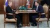FOTO ARCHIVO. Vladimir Putin despacha con Maxim Oreshkin, cuando este fungía como Ministro de Desarrollo Económico en 2018. Foto Mikhail Klimentyev, Sputnik, Kremlin Pool Photo via AP