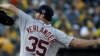 El abridor de Tigres Justin Verlander lanza una bola ante Atléticos en el quinto partido de la División Americana en el O.co Coliseum de Oakland, California (EE.UU.).