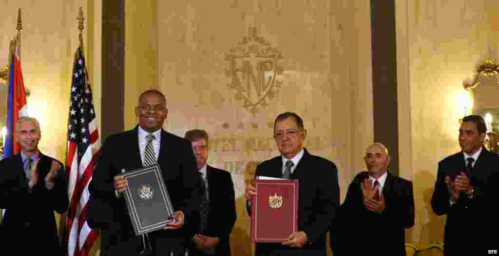 El secretario estadounidense de Transporte, Anthony R. Foxx (2i) y el ministro cubano de Transporte, Adel Yzquierdo (3d), firman hoy, martes 16 de febrero, en La Habana (Cuba), un memorando de entendimiento entre los Gobiernos de EE.UU. y Cuba sobre avia