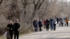 Residentes de Odesa el 26 de marzo de 2022, mientras la ciudad ucraniana incrementa sus defensas ante la posibilidad de una ofensiva rusa. (Reuters/Igor Tkachenko).