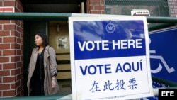 Una mujer sale de un centro de votación en las elecciones primarias del estado de Nueva York.