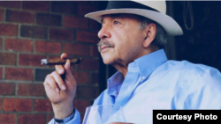 Iván Acosta, con un habano, en su apartamento de Manhattan.