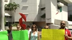 Cubanos se manifiestan frente al consulado mexicano en Miami Cubanos se manifiestan frente al consulado mexicano en Miami