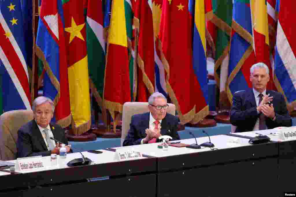 El Secretario General de la ONU, Antonio Guterres,  Miguel Díaz-Canel y el ex gobernante cubano Raúl Castro en la ceremonia de apertura de la cumbre del G77+China en La Habana, Cuba, el 15 de septiembre de 2023. REUTERS/Alexandre Meneghini