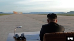 Fotografía de archivo Corea del Norte lanzó un nuevo misil balístico