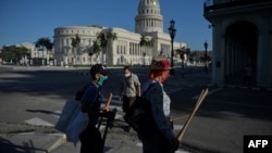 En La Habana y otras provincias se toman estrictas medidas de control para intentar frenar la propagación del COVID-19. (Yamil LAGE / AFP)