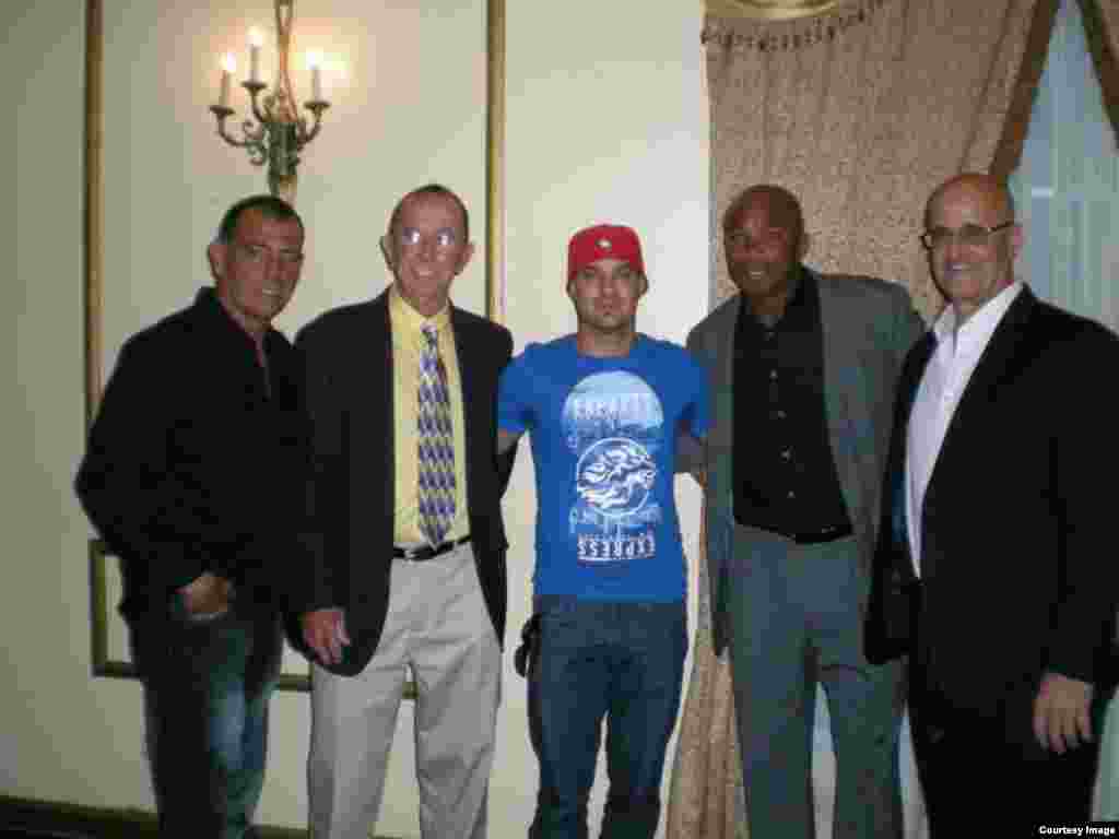 William Pérez (al centro) y a izq René Arocha, Manuel Hurtado, a la derecha, El Duque Hernández y Angel Leocadio Díaz. Cortesía de Glorias del béisbol cubano.