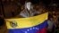 Un hombre con la máscara de Anonymous durante las protestas en Caracas en 2015. (Archivo)