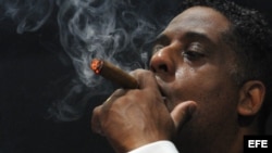 El empresario cubanoamericano Hugo Cancio fuma un tabaco en la clausura del XVI Festival del Habano.