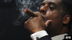 el empresario cubanoamericano Hugo Cancio fuma un tabaco en la clausura del XVI Festival del Habano.