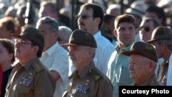 Raúl Castro con su hijo y nieto al fondo.