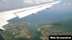 Un avión sobrevuela la bahía de Matanzas, antes de aterrizar en el Aeropuerto Juan Gualberto Gómez, de Varadero.