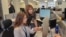 Las periodistas de VOA, Julia Riera y Nathaly Salas en la sala de redacción de la División en Español en la Voz de América, en Washington. (Tomás Guevara/VOA)