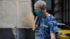 Un hombre usa una máscara protectora contra el coronavirus en una calle de La Habana. (YAMIL LAGE / AFP)