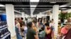 Cubanos compran en el nuevo supermercado en dólares 3ra y 70, en La Habana. (Yamil Lage/AFP)
