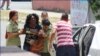 Agentes de la policía política arrestan a Berta Soler este jueves, cuando salía de la sede de las Damas de Blanco, en Lawton, La Habana. (Foto: Angel Moya)