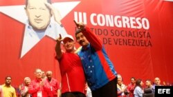 Fotografía cedida por la Presidencia de Miraflores que muestra al presidente venezolano Nicolás Maduro (d) junto al exjefe de la inteligencia militar Hugo Carvajal.