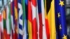 Banderas de países europeos junto a la bandera de la UE en Bruselas.