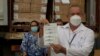 Emilio Fleitas Alonso, director de la empresa estatal cubana de suministros médicos, muestra un ejemplo de jeringas donadas por la organización "Amigos de Cuba desde Estados Unidos", en La Habana, Cuba, durante la pandemia de COVID-19. . (Foto AP / Ismael