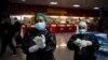 Empleados de Salud en el Aeropuerto Internacional José Martí. AP Photo/Ramon Espinosa