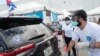 Voluntarios recogen ayuda para enviar a los cubanos de la isla como parte de la iniciativa Solidaridad Entre Hermanos, en Miami, el 20 de mayo del 2020. (Roberto Koltún).
