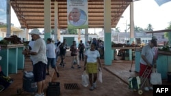 Un poster con la foto del gobernante Miguel Díaz-Canel en un mercado de La Habana.