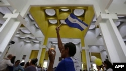 Fieles católicos protestan en Managua para demandar la libertad de los prisioneros políticos y el cese de los ataques a la Iglesia.