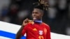 El español Nico Williams sonríe con su medalla tras ganar el partido final entre España e Inglaterra en el torneo de fútbol Euro 2024.