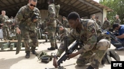 Soldados franceses preparando armamento en la base aérea de Bamako, Malí.