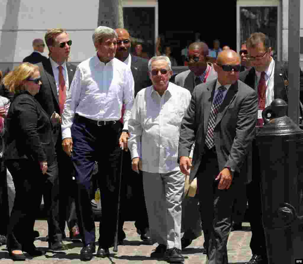 John Kerry (2i), acompañado por Eusebio Leal (2d), el historiador de la ciudad de La Habana,  recorre el centro histórico de la capital cubana.  