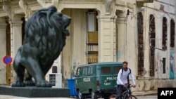 Un vehículo policial es visto en El Paseo del Prado de La Habana, el 15 de noviembre de 2021.