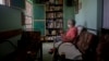 FOTO ARCHIVO. Una anciana en la sala de su casa en Cuba espera recibir un remedio homeopático como medida de protección contra el coronavirus, en mayo de 2020. (AP Photo/Ismael Francisco)