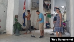 Miembros del Movimiento San Isidro dentro de la sede en la calle Damas de La Habana Vieja.