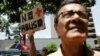 Una mujer sostiene un cartel durante protesta contra régimen de Nicolás Maduro en Caracas (Foto AP)