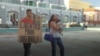 José Daniel Ferrer Cantillo y Nelva Izmaray Ortega, con su bebé en brazos, exigen la liberación de José Daniel Ferrer.