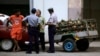 La policía registra el cargamento de un vendedor de piñas / Foto: Desmond Boylan (Reuters)