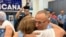 José Daniel Ferrer es recibido por miembros de la comunidad cubana exiliada en una recepción en la sede de la Fundación Nacional Cubano Americana, en Miami.