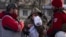 Un residente herido habla con paramédicos después del ataque con misiles de Rusia en Kiev, Ucrania, el viernes 29 de diciembre de 2023. AP/Efrem Lukatsky
