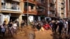 Voluntarios y vecinos limpian la calle el 1 de noviembre de 2024, después de que una inundación devastara la localidad de Paiporta, en la región de Valencia, al este de España. (Foto by Manaure Quintero / AFP)