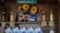 Un retrato de Fidel Castro en una bodega de Santiago de Cuba.