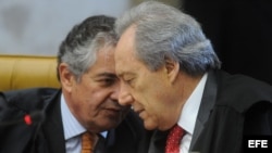 El magistrado del Tribunal Supremo de Brasil Marcos Aurelio de Mello y el revisor Ricardo Lewandowski en Brasilia, en una nueva audiencia del "Juicio del siglo".