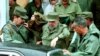 Fidel Castro acompañado de su escolta.