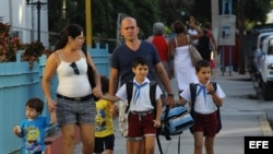 Un pareja lleva a sus hijos a la escuela en La Habana. Foto ARCHIVO.