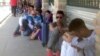 Migrantes, en su mayoría cubanos, varados sobre el puente Internacional Hidalgo-Reynosa. (Archivo)