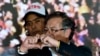Gustavo Petro y su hijo, el diputado Nicolás Petro, celebran en Bogotá el triunfo electoral del 29 de mayo de 2022.