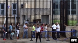 Fotografía del 12 de octubre de 2017, de varias personas que acuden a la embajada de los Estados Unidos en La Habana (Cuba).
