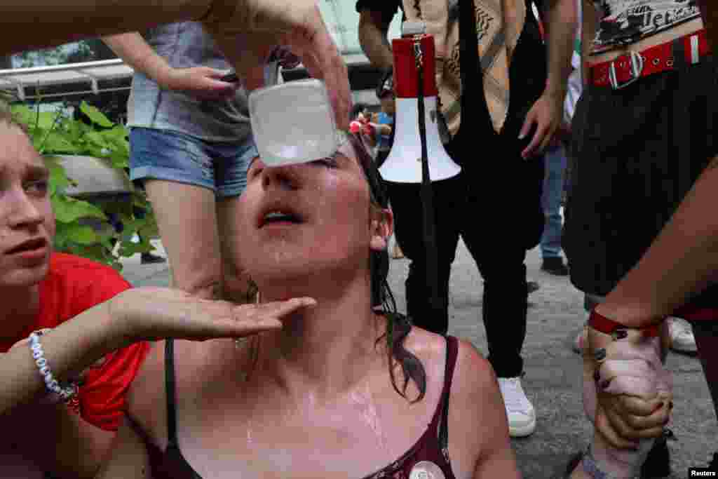 La policía usó spray de pimienta contra los manifestantes en el Capitolio. REUTERS/Umit Bektas